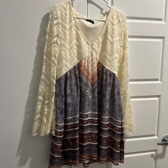 VENUS Dresses & Skirts - Venus Midi Lace Dress